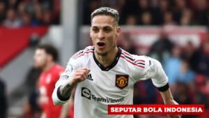 Antony adalah salah satu rekrutan termahal dalam sejarah Manchester United. Namun, pemain sayap berkaki kiri ini sama sekali tidak memenuhi ekspektasi dalam dua musim pertamanya di Inggris.

Setelah bekerja dengan Ten Hag di Ajax sebelumnya, sang pelatih tampaknya sudah kehilangan kepercayaan kepada pemain senilai 88 juta pounds itu.

Ten Hag ditanya terkait keputusannya untuk meninggalkan Antony di bangku cadangan hingga menit ke-99.

"Itu tidak ada hubungannya dengan kebugaran. Dia bugar tetapi kami punya banyak opsi di sisi kanan di mana kami kekurangan posisi lain karena cedera. Kita semua telah melihat performa Antony, dan dia harus meningkatkan kemampuannya. Saya melihatnya dalam latihan tetapi Omari dan Amad Diallo serta Garnacho lainnya juga layak bermain," kata Ten Hag kepada Four Four Two, seperti dikutip Give Me Sport. 

Tertinggal dari tiga pemain muda dalam urutan teratas bukanlah penampilan bagus bagi Antony, yang gagal mencetak gol atau memberikan asis dalam 20 penampilan Liga Inggris musim ini.