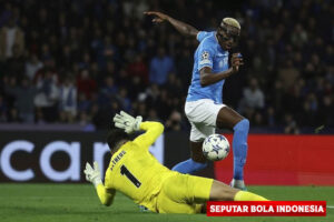 Victor Osimhen sekarang sudah dianggap sebagai salah satu striker top di Eropa. Dia berhasil mengantarkan Napoli merengkuh gelar Serie A pada musim lalu. Osimhen termasuk pemain yang cukup konsisten dalam menjebol gawang lawan. Striker asal Nigeria tersebut bisa mengatasi masalah di lini depan Setan Merah. Namun, Osimhen belum lama ini menandatangani kontrak baru dengan Napoli. Setan Merah sepertinya perlu mengeluarkan banyak uang untuk memakai jasanya.